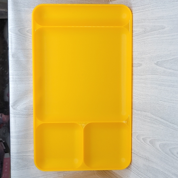 Tupperware Divided Tray Plates Yellow Set of 4  New - Picture 3 of 5